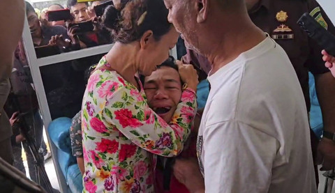 Agus Buntung saat hendak dibawa jaksa untuk penahanan. Foto: Dok. kumparan