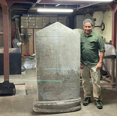 Dirjen Kebudayaan Hilmar Farid di dekat Prasasti Pucangan di Museum India di Kolkata, September 2022 Foto: Instagram/@hilmarfarid