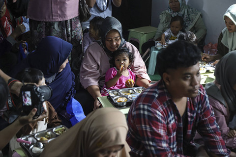 Sejumlah warga menyantap makanan saat pelaksaan Makan Bergizi Gratis (MBG) di kawasan Ciracas, Jakarta, Jumat (10/1/2025). Foto: Iqbal Firdaus/kumparan