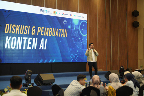 Danang Prakoso dari Mediatics Digital Indonesia dalam mengisi sharing session dalam Navigating the Future of Social Media with AI Technology di Padang. Foto: Dok. Istimewa