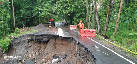 Kondisi jalan alternatif Kulon Progo-Magelang yang putus total karena longsor. Foto: BPBD Kulon Progo