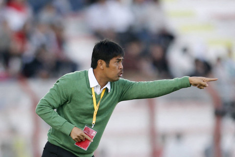 Pelatih Timnas Indonesia Nil Maizar menyampaikan intruksi kepada pemainnya saat pertandingan sepak bola kualifikasi grup C Piala Asia 2015 melawan Irak di emirat Teluk Dubai, 6 Februari 2013. Foto: Karim Sahib/AFP