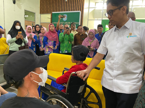 Menkes RI, Budi Gundi Sadikin saat berbincang dengan pasien di RSUD Kubu Raya. Foto: Yulia Ramadhiyanti/Hi!Pontianak