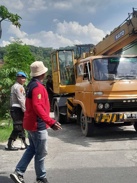 Alat berat yang digunakan untuk mengevakuasi mobil Daihatsu Taft yang tercemplung ke sungai di Bantul. Dok: Polres Bantul