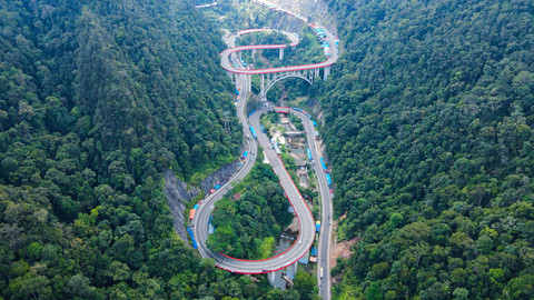 Suasana jalan Kelok Sembilan di Sumatera Barat. Foto: goodwheel pictures/Shutterstock