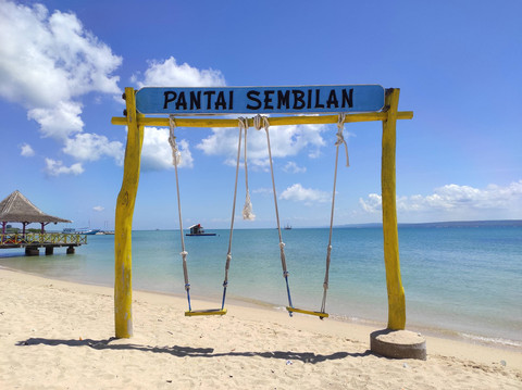 Pantai Sembilan di Sumenep. Foto: Arizana Gallery/Shutterstock