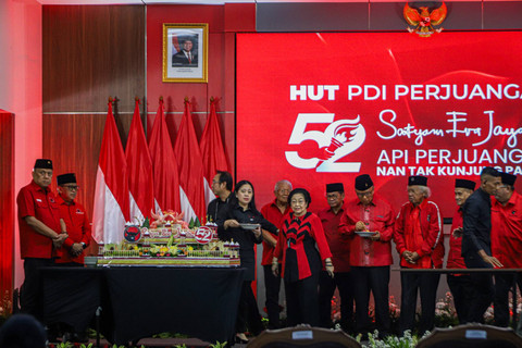 Ketua Umum PDIP Megawati Soekarnoputri bersama sejumlah tokoh politik dan kader memotong tumpeng dan kue di acara HUT PDIP di Sekolah Partai PDIP, Jakarta, Jumat (10/1/2025). Foto: Iqbal Firdaus/kumparan