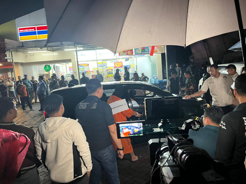 Tersangka dihadirkan saat rekonstruksi penembakan bos rental mobil di Rest Area Tol Tangerang-Merak, pada Sabtu (11/1) dini hari. Foto: Dok. kumparan