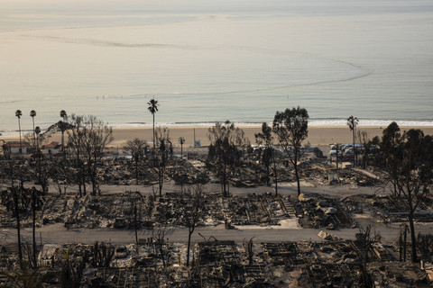 Foto udara suasana rumah-rumah yang hancur akibat kebakaran hutan Eaton di California, Amerika Serikat, Jumat (10/1/2025). Foto: Zoe Meyers/AFP
