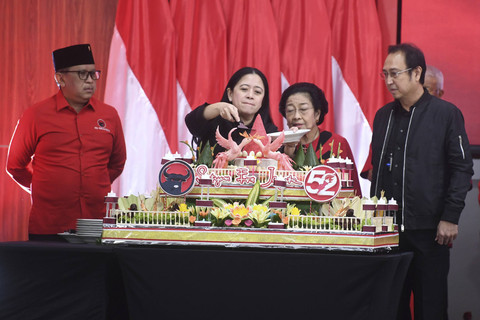 Ketua Umum PDI Perjuangan Megawati Soekarnoputri menyaksikan Ketua DPP Puan Maharani memotong tumpeng bersama Ketua DPP Prananda Prabowo dan Sekjen Hasto Kristiyanto saat perayaan HUT ke-52 PDIP di Jakarta, Jumat (10/1/2025). Foto: Akbar Nugroho Gumay/ANTARA FOTO