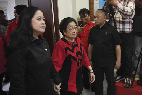 Ketua Umum PDI Perjuangan Megawati Soekarnoputri (kanan) berbincang dengan Sekjen Hasto Kristiyanto (kiri) disaksikan Ketua DPP Prananda Prabowo (tengah) saat perayaan HUT ke-52 PDI Perjuangan di Jakarta, Jumat (10/1/2025). Foto: Akbar Nugroho Gumay/ANTARA FOTO
