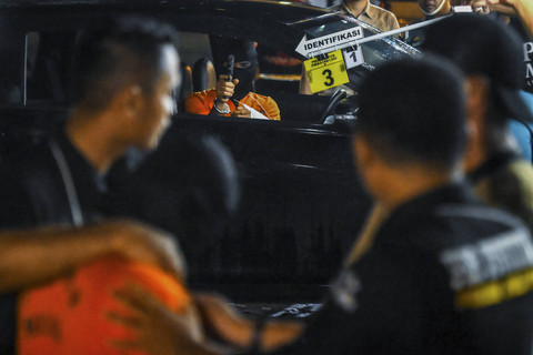 Salah satu tersangka memperagakan adegan penembakan saat rekonstruksi kasus penembakan bos rental mobil di Rest Area KM 45 Tol Tangerang-Merak, Kabupaten Tangerang, Banten, Sabtu (11/1/2025). Foto: Sulthony Hasanuddin/ANTARA FOTO 