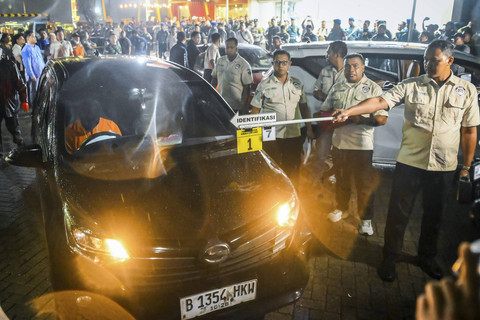 Salah satu tersangka memperagakan adegan saat rekonstruksi kasus penembakan bos rental mobil di Rest Area KM 45 Tol Tangerang-Merak, Kabupaten Tangerang, Banten, Sabtu (11/1/2025). Foto: Sulthony Hasanuddin/ANTARA FOTO 