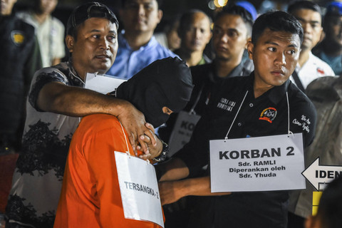 Tersangka bersama saksi korban memperagakan adegan penyergapan salah satu tersangka sebelum terjadi penembakan saat rekonstruksi kasus penembakan bos rental mobil di Rest Area KM 45 Tol Tangerang-Merak, Kabupaten Tangerang, Banten, Sabtu (11/1/2025). Foto: Sulthony Hasanuddin/ANTARA FOTO 