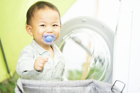 Ilustrasi Anak Balita Pakai Empeng. Foto: Szefei/Shutterstock