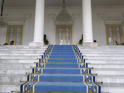 Karpet biru di depan Istana Kepresidenan, Bogor, Jawa Barat, Sabtu (11/1/2025). Foto: Zamachsyari/kumparan