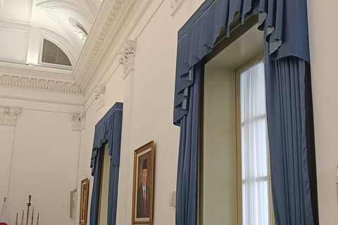 Gorden biru di dalam Istana Kepresidenan, Bogor, Jawa Barat, Sabtu (11/1/2025). Foto: Zamachsyari/kumparan