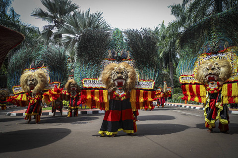 Sejumlah anggota kelompok kesenian Reog Ponorogo melakukan atraksi di pelataran Kantor Kemenko Perekonomian, Jakarta, Sabtu (11/01/2025). Foto: Iqbal Firdaus/kumparan