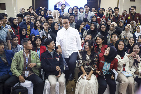 Mantan Gubernur DKI Jakarta periode 2017-2022 Anies Baswedan berbincang dengan para ketua osis pada sesi tanya jawab talkshow dengan Ketua OSIS SMA sederajat se-DKJ di Gedung Konvensi TMPN Kalibata, Jakarta, Sabtu (11/01/2025).  Foto: Iqbal Firdaus/kumparan