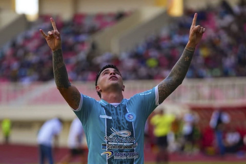 Pemain PSBS Biak Abel Arganaraz berselebrasi usai mencetak gol ke gawang Persib Bandung pada pertandingan lanjutan Liga 1 2024/25 di Stadion Lukas Enembe, Jayapura, Sabtu (11/1/2025). Foto: Instagram/ @psbsofficial