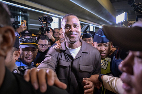 Pelatih Timnas Indonesia Patrick Kluivert (tengah) berjalan keluar setibanya di Terminal 3 Bandara Internasional Soekarno Hatta, Tangerang, Banten, Sabtu (11/1/2025). Foto: ANTARA FOTO/Fauzan