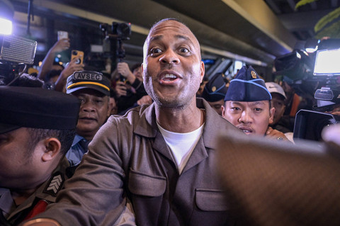 Pelatih Timnas Indonesia Patrick Kluivert (tengah) berjalan keluar setibanya di Terminal 3 Bandara Internasional Soekarno Hatta, Tangerang, Banten, Sabtu (11/1/2025). Foto: ANTARA FOTO/Fauzan