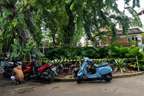 Pembatas dipasang untuk mencegah pengunjung yang mencari "Koin Jagat" tidak merusak fasilitas Tebet Eco Park, Jakarta Selatan, Minggu (12/1/2025).   Foto: Rayyan Farhansyah/kumparan