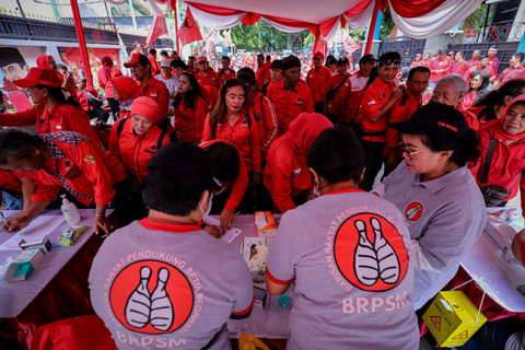 Kader dan simpatisan Dewan Pimpinan Cabang (DPC) PDI Perjuangan (PDIP) menggelar aksi cap jempol berdarah di samping Kantor Dewan Pimpinan Pusat (DPP) PDIP, Jakarta, Minggu (12/1/2025). Foto: Jamal Ramadhan/kumparan