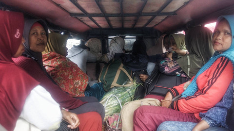 Sejumlah Ibu-ibu yang menaiki angkot usai berbelanja di pasar tradisional Desa Palak Tanah, Kecamatan Semende Darat Tengah, Kabupaten Muara Enim, Sumsel, Minggu (12/1) Foto: ary priyanto/urban id