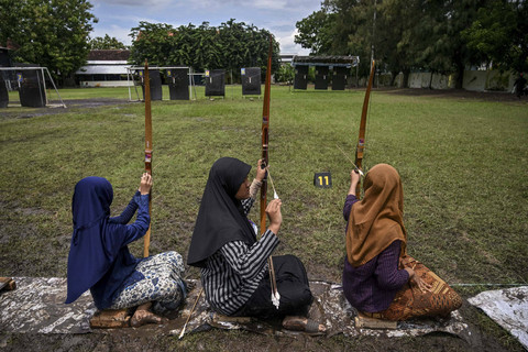 Sejumlah peserta membidik target sasaran saat lomba panahan tradisional di Surabaya, Jawa Timur, Minggu (12/1/2025). Foto: Juni Kriswanto/AFP