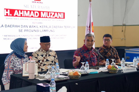 Sekjen Partai Gerindra Ahmad Muzani bertemu dengan kepala dan wakil kepala daerah terpilih se-Provinsi Lampung yang diusung Gerindra pada Minggu (12/1/2025). Foto: Gerindra