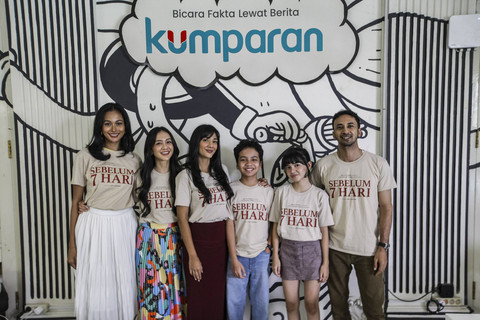 Sejumlah pemeran film Sebelum 7 Hari berpose saat kunjungan ke kumparan di Pasar Minggu, Jakarta, Jumat (10/1/2025). Foto: Darryl Ramadhan/kumparan