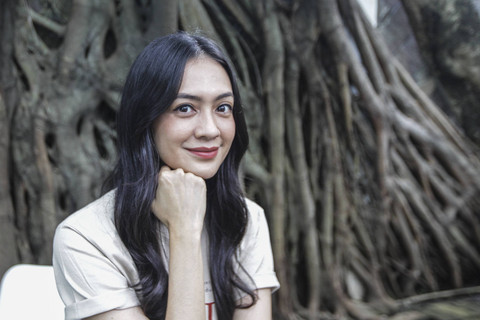 Pemeran film Sebelum 7 Hari Agla Artalidia berpose saat kunjungan ke kumparan di Pasar Minggu, Jakarta, Jumat (10/1/2025). Foto: Darryl Ramadhan/kumparan