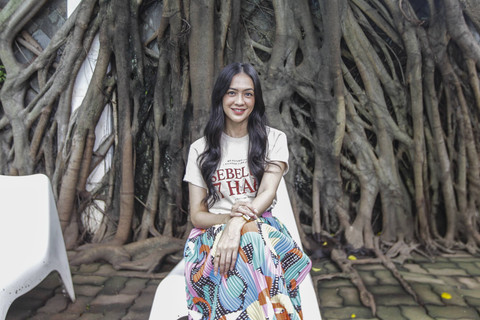 Pemeran film Sebelum 7 Hari Agla Artalidia berpose saat kunjungan ke kumparan di Pasar Minggu, Jakarta, Jumat (10/1/2025). Foto: Darryl Ramadhan/kumparan