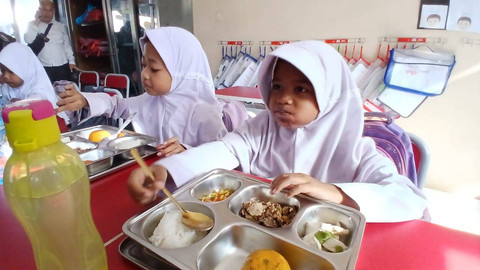 Murid menikmati paket makan program Makan Bergizi Gratis (MBG) di SDN Lengkong Gudang, Kecamatan Serpong, Kota Tangerang Selatan, Senin (13/1/2025). Foto: kumparan