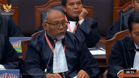 Bambang Widjojanto selaku Kuasa Hukum Edy Rahmayadi pada sidang perdana perkara Perselisihan Hasil Pemilihan Umum (PHPU) Pemilihan Kepala Daerah (Pilkada) 2024 di Gedung Mahkamah Konstitusi, Jakarta, Senin (13/1/2025). Foto: Youtube/Mahkamah Konstitusi RI