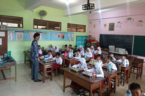 Murid menikmati paket makan program Makan Bergizi Gratis (MBG) di SD Sinduadi Timur, Kapanewon Mlati, Kabupaten Sleman, Senin (13/1/2025). Foto: Arfiansyah Panji Purnandaru/kumparan