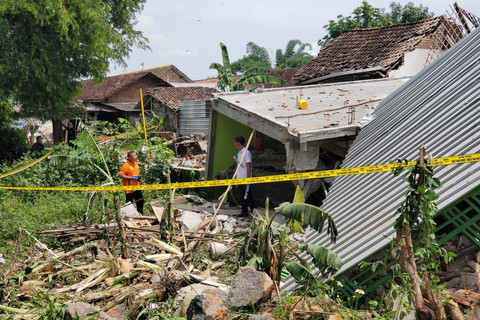 Kondisi rumah yang rusak akibat ledakan tabung gas elpiji di Mojokerto, Senin (13/1/2025).   Foto: kumparan