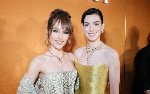 Gaya Elegan Cinta Laura Bersama Anne Hathaway di Acara Bvlgari Shanghai