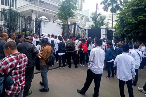 Sejumlah massa yang tergabung dari guru dan honorer menggelar aksi unjuk rasa di depan kantor DPRD Provinsi Jawa Barat, Senin (13/1/2025). Foto: Robby Bouceu/kumparan