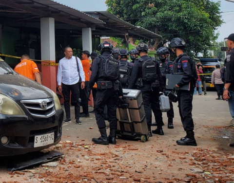 Tim Gegana mendatangi rumah Aipda Maryudi, Anggota Polsek Dlanggu, Polres Mojokerto. Dok: Karina/mili.id
