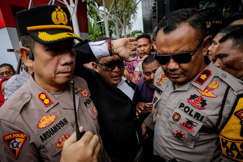 Sekjen PDIP Hasto Kristiyanto usai menjalani pemeriksaan di Gedung Merah Putih KPK, Jakarta, Senin (13/1/2025). Foto: Jamal Ramadhan/kumparan