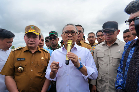 Menko Pangan Zulkifli Hasan panen padi di Banyuasin. Foto: Kemenko Pangan