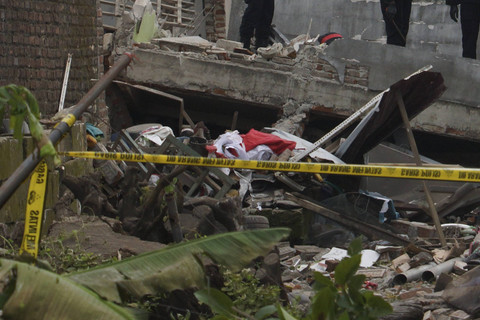 Sisa ledakan di rumah polisi di Mojokerto, Senin (13/1/2025). Foto: Syaiful Arif/ANTARA FOTO