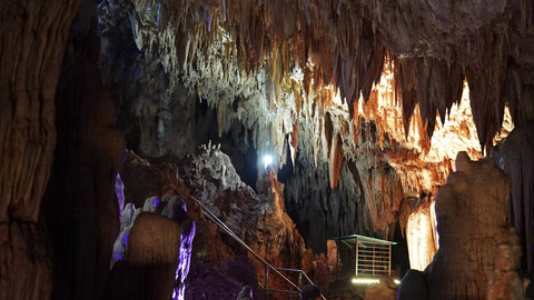 Gua Gong di Pacitan. Foto: Prasenja/Shutterstock