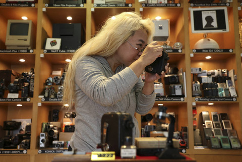 Pengunjung mencoba kamera mode lama yang dipamerkan di Extinct Media Museum, Tokyo, Jepang, Sabtu (11/1/2025). Foto: Irene Wang/Reuters