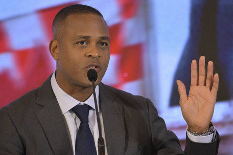 Pelatih Timnas Indonesia Patrick Kluivert memberikan keterangan kepada media saat acara perkenalan Pelatih Baru Timnas Indonesia di Jakarta, Minggu (12/1/2025). Foto: Bay Ismoyo/AFP
