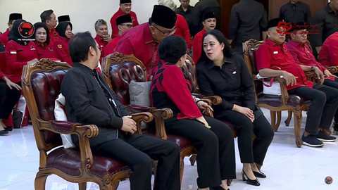 Ketua umum PDIP Megawati Soekarnoputri berbincang dengan anaknya Puan Maharani saat perayaan HUT ke 52 PDIP di Lenteng Agung, Jakarta, Jumat (10/1/2025). Foto: Youtube/PDI Perjuangan