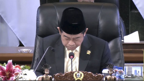 Ketua DPRD Jakarta Khoirudin berjalan masuk memimpin Rapat Paripurna DPRD Provinsi DKI di di Gedung DPRD Jakarta, Selasa (14/1/2025). Foto: Youtube/ DPRD DKI Jakarta