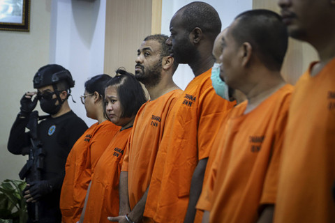 Sejumlah tersangka perderan narkotika diperlihatkan pada Konferensi Pers terkait pengungkapan peredaran narkotika di Kantor BNN RI, Jakarta, Selasa (14/1/2025). Foto: Iqbal Firdaus/kumparan